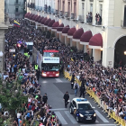 El bus descapotable del equipo del Huesca llegando al Casino.