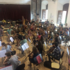 Un moment de l’assaig de l’Orquestra Simfònica Julià Carbonell, ahir a la Universitat de Cervera.