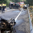 Los Mossos y los Bomberos trabajan en el punto de la carretera donde tuvo lugar el accidente.