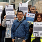 Uno de los activistas de la PAH acusados, Henry Mora, acompañado por miembros de la plataforma, en la plaza Sant Joan de Lleida, antes del juicio.