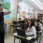 Un dels responsables de les proves PISA explica als alumnes d'una escola de Martorell el funcionament.