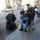 Periodistes lleidatans han fet un recorregut amb cadira de rodes.