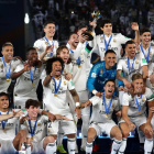 La plantilla del Real Madrid celebra el Mundial de Clubes conquistado ayer en Abu Dabi.