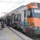 Viatgers al baixar del tren a Calaf dimecres per anar a l’autocar.