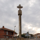 Imatge de la creu de terme de Benavent ja instal·lada.