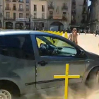 Imagen del coche arrollando varias cruces amarillas.