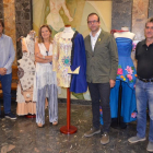 El alcalde, acompañado del concejal de Cultura, el coordinador del área y Carme Polo, responsable del Concurso de Vestidos de Papel.