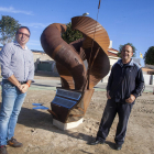 El regidor d’Urbanisme, Enric Valls, i l’artista al costat de l’escultura.