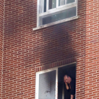 Combo d’imatges en què es veu la caiguda del presumpte assassí d’una mare i la seua filla en un edifici de Vitòria després d’haver-hi calat foc.