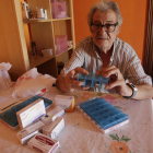 Aurelio con los medicamentos que toma cada día y junto a los de su mujer.
