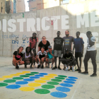 Imatge dels joves dels centres municipals amb el mural que han pintat.