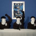 Imatge d’arxiu d’una de les últimes aparicions de membres de la banda terrorista ETA.