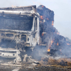 Estat en què ha quedat el camió incendiat a l'A-2 a Bellpuig.
