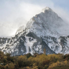 Neu al pic de la Roca Blanca, al municipi de Son.