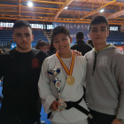 Tsunoda, con la medalla, posa junto a dos compañeros del Dojo Lleida que le ayudaron a entrenarse.