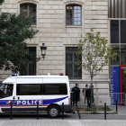Algunos agentes y un furgón policial frente a la prefectura de París donde se cometió el ataque.