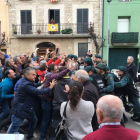 Imagen de la actuación de la Guardia Civil el 1-O en Artesa de Lleida.