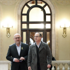 Jordi Turull (derecha) acompañado ayer en el Parlament por el portavoz de JxCat, Eduard Pujol.