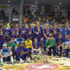 El Barcelona se llevó el título y los jugadores de ambos equipos posaron juntos tras la entrega de los trofeos.