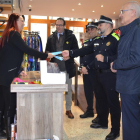 La policía informa a los comerciantes sobre la nueva aplicación.