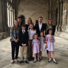Fotografia de la família Piqué Ayala al complet, amb els seus vuit fills d’entre 4 i 18 anys, a la Seu Vella de Lleida.