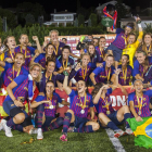 Les jugadores del Barça celebren la Copa Catalunya Femenina guanyada ahir a l’Espanyol al Municipal Joan Capdevila de Tàrrega.