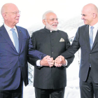 El primer ministre indi, Narendra Modi (c), amb el president del FEM (e) i el de Suïssa (d).