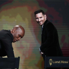 Messi y Drogba con la silla.