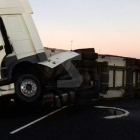 El camión accidentado en Montmaneu.