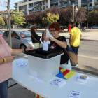 Más de 200 personas participaron ayer en la votación para conmemorar el 1-O ante la Escola Oficial d’Idiomes (EOI) de Lleida.