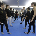 Alumnos durante una de las clases de autodefensa de la Asociación de Seguridad Privada de Lleida en el gimnasio Argos Gym. 