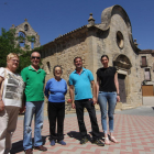 Antonia, Jordi, Rosa, el alcalde y Esther en una plaza de Fulleda.