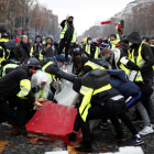 Els manifestants contra l’alça dels carburants van muntar barricades als carrers de París.