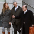 L'exsecretari general del PP valencià Ricardo Costa acompanyat per la seva parellai el seu advocat a la seva arribada avui a l'Audiència Nacional