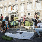 Els Mossos retiren l'acampada independentista de la plaça de Sant Jaume