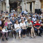 La plaza Paeria congregó ayer a un numeroso público en el concierto del conjunto O Val das Mouras.