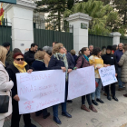 Protesta de apoyo a la madre el pasado jueves ante la embajada española en Uruguay. 