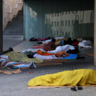 Una vintena de temporers dormen cada nit sota la coberta del centre cívic de l’Ereta.