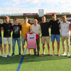 El presidente del Balaguer, Antonio Aiguadé, con los ocho jugadores que han renovado.