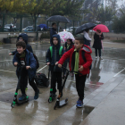 Algunos de los alumnos del colegio llegando en patinete.