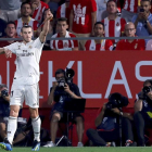 Gareth Bale celebra el tercer tanto del Madrid, con el que sentenciaba el encuentro en Montilivi.