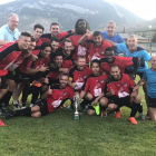 Los jugadores del Tremp celebran el título sobre el césped del Municipal de les Lloredes.