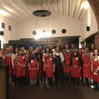 Foto de família dels participants, ahir al taller gastronòmic a La Boscana de Bellvís.