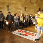 Independentistes cremen fotografies de Felip VI, ahir, a Lleida.