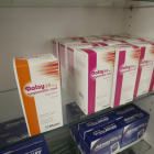 Una estantería de una farmacia con solo un paquete de Dalsy 20mg/ml. En cambio, de 40 hay varios.