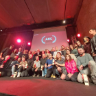 Foto de la mayoría de los galardonados, con Toni Revés (Cafè del Teatre) el 1º por la derecha agachado.