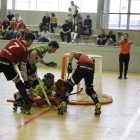  Dos jugadors de l’Alpicat pressiona el porter de l’Alcobendas en una acció del partit d’ahir. 