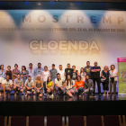Foto final amb premiats i organitzadors, ahir a la gala de clausura del Festival Mostremp.