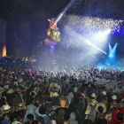 El público enfervorecido en el momento cumbre del espectáculo del Aquelarre, la ‘Escorreguda’ del Mascle Cabró en Cal Racó.