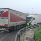 Vista de los dos camiones de gran tonelaje que colisionaron el lunes a primera hora en la N-240, en uno de los accesos al polígono Els Frares. 